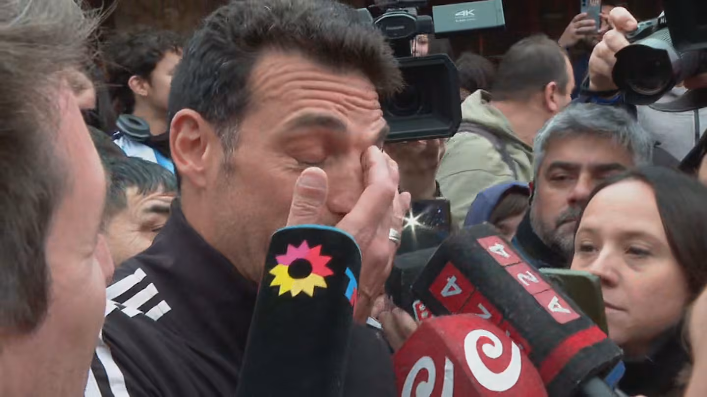 “Seguiremos dando batalla”: Scaloni lloró al llegar a su casa de Pujato mientras los vecinos gritaban “Leo no se va”
