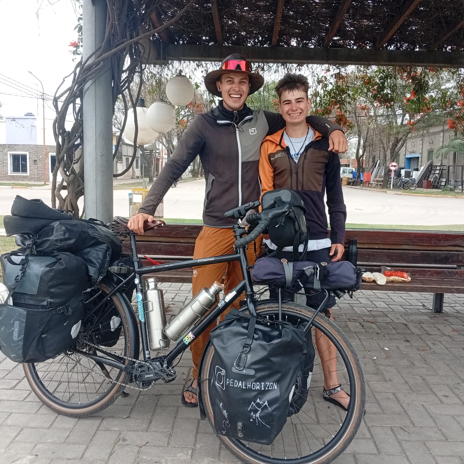Dos jóvenes recorren el continente en bicicleta y compartieron su inspiradora historia en Porteña